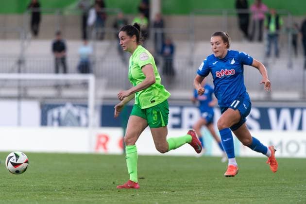 Caitlin Dijkstra (VfL Wolfsburg, 03) am Ball vor Mara Alber (TSG Hoffenheim, 11), GER, VfL Wolfsburg vs TSG 1899 Hoffenheim, Fussball Google Pixel Frauen Bundesliga, 20. Spieltag, Saison 2024 2025, 28.04.2025 DFB regulations prohibit any use of photographs as image sequences and or quasi-video GER, VfL Wolfsburg vs TSG 1899 Hoffenheim, Fussball Google Pixel Frauen Bundesliga, 20. Spieltag, Saison 2024 2025, 28.04.2025 Wolfsburg Copyright: xEibner-Pressefoto Memmlerx EP_MMR