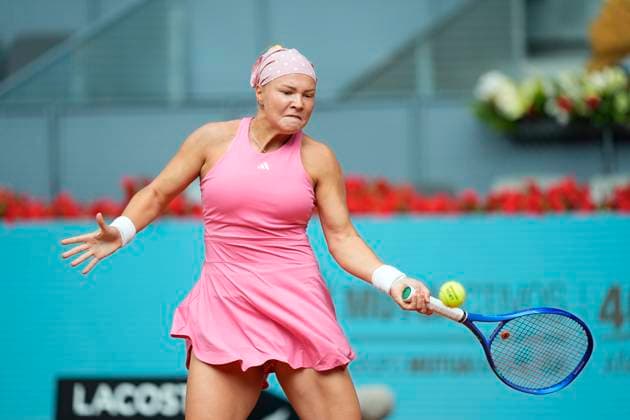 Sport Bilder des Tages April 29, 2025, Madrid, Madrid, Spain: Diana Shnaider of Russia in action against Iga Swiatek of Poland during the Mutua Madrid Open 2025, ATP, Tennis Herren Masters 1000 and WTA, Tennis Damen 1000 tennis tournament, celebrated at Caja Magica on April 29, 2025 in Madrid, Spain. Madrid Spain - ZUMAa181 20250429_zaa_a181_022 Copyright: xOscarxJ.xBarrosox