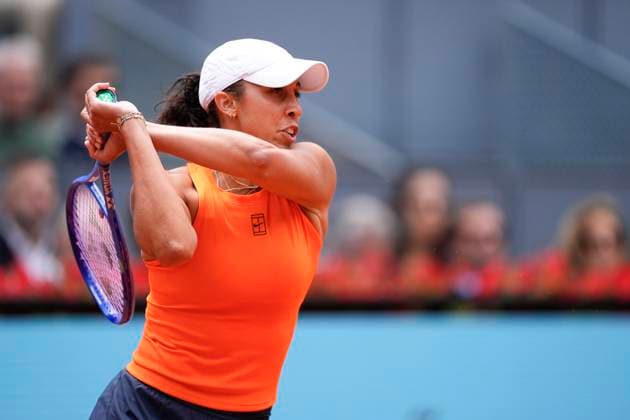 April 30, 2025, Madrid, Madrid, Spain: Madison Keys of USA in action against Iga Swiatek of Poland during the Mutua Madrid Open 2025, ATP, Tennis Herren Masters 1000 and WTA, Tennis Damen 1000 tennis tournament, celebrated at Caja Magica on April 30, 2025 in Madrid, Spain. Madrid Spain - ZUMAa181 20250430_zaa_a181_019 Copyright: xOscarxJ.xBarrosox