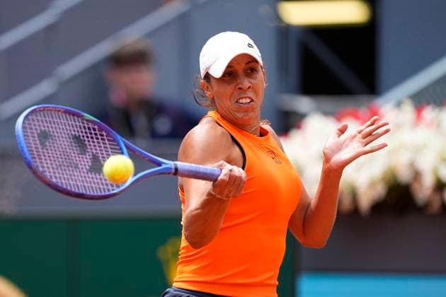 April 30, 2025, Madrid, Madrid, Spain: Madison Keys of USA in action against Iga Swiatek of Poland during the Mutua Madrid Open 2025, ATP, Tennis Herren Masters 1000 and WTA, Tennis Damen 1000 tennis tournament, celebrated at Caja Magica on April 30, 2025 in Madrid, Spain. Madrid Spain - ZUMAa181 20250430_zaa_a181_020 Copyright: xOscarxJ.xBarrosox