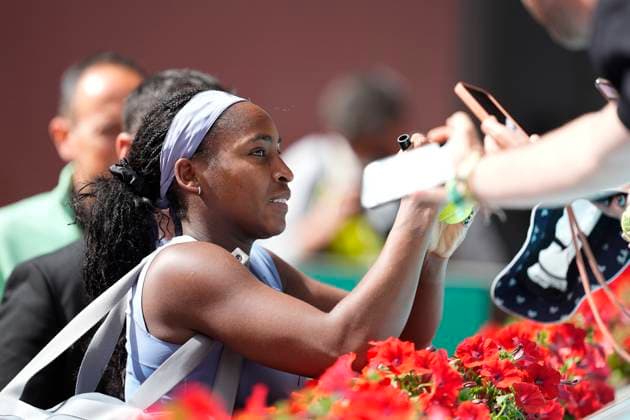 April 30, 2025, Madrid, Madrid, Spain: Coco Gauff of USA signs for fans after winning against Mirra Andreeva of Russia during the Mutua Madrid Open 2025, ATP, Tennis Herren Masters 1000 and WTA, Tennis Damen 1000 tennis tournament, celebrated at Caja Magica on April 30, 2025 in Madrid, Spain. Madrid Spain - ZUMAa181 20250430_zaa_a181_127 Copyright: xOscarxJ.xBarrosox