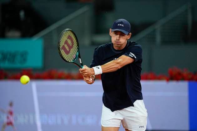 April 30, 2025, Madrid, Madrid, Spain: Alex de Minaur of Australia in action against Lorenzo Musetti of Italy during the Mutua Madrid Open 2025, ATP, Tennis Herren Masters 1000 and WTA, Tennis Damen 1000 tennis tournament, celebrated at Caja Magica on April 30, 2025 in Madrid, Spain. Madrid Spain - ZUMAa181 20250430_zaa_a181_420 Copyright: xOscarxJ.xBarrosox