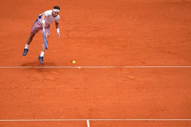 May 1, 2025, Madrid, Madrid, Spain: Casper Ruud of Norway in action against Daniil Medvedev of Russia during the Mutua Madrid Open 2025, ATP, Tennis Herren Masters 1000 and WTA, Tennis Damen 1000 tennis tournament, celebrated at Caja Magica on May 01, 2025 in Madrid, Spain. Madrid Spain - ZUMAa181 20250501_zaa_a181_010 Copyright: xOscarxJ.xBarrosox