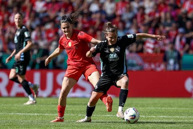 v.li.: Jovana Damnjanovic (FC Bayern München, 9) und Rieke Dieckmann (SV Werder Bremen, 22) im Zweikampf, Duell, Dynamik, Aktion, Action, Spielszene, DIE DFB-RICHTLINIEN UNTERSAGEN JEGLICHE NUTZUNG VON FOTOS ALS SEQUENZBILDER UND ODER VIDEOÄHNLICHE FOTOSTRECKEN. DFB REGULATIONS PROHIBIT ANY USE OF PHOTOGRAPHS AS IMAGE SEQUENCES AND OR QUASI-VIDEO., 01.05.2025, Köln (Deutschland), Fussball, DFB-Pokal Finale Frauen, FC Bayern München - SV Werder Bremen