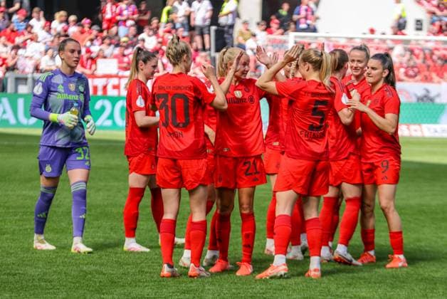 GER, Köln, FC Bayern München vs Werder Bremen, DFB-Pokal Frauen, Fussball, DFB, Spielzeit 2024 2025, Rhein-Energie-Stadion, Finale, im Bild: Spielerinnen von FC Bayern München klatschen sich ab DFB DFL REGULATIONS PROHIBIT ANY USE OF PHOTOGRAPHS AS IMAGE SEQUENCES AND OR QUASI-VIDEO, 01.05.2025, Copyright: HMBxMedia HendrikxHamelau