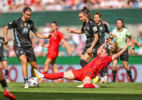 GER, Köln, FC Bayern München vs Werder Bremen, DFB-Pokal Frauen, Fussball, DFB, Spielzeit 2024 2025, Rhein-Energie-Stadion, Finale, im Bild v.l.: Larissa Mühlhaus (Werder Bremen 7), Sarah Zadrazil (FC Bayern München Frauen 25) DFB DFL REGULATIONS PROHIBIT ANY USE OF PHOTOGRAPHS AS IMAGE SEQUENCES AND OR QUASI-VIDEO, 01.05.2025, Copyright: HMBxMedia HendrikxHamelau