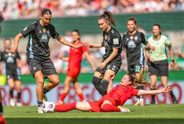 GER, Köln, FC Bayern München vs Werder Bremen, DFB-Pokal Frauen, Fussball, DFB, Spielzeit 2024 2025, Rhein-Energie-Stadion, Finale, im Bild v.l.: Larissa Mühlhaus (Werder Bremen 7), Sarah Zadrazil (FC Bayern München Frauen 25) DFB DFL REGULATIONS PROHIBIT ANY USE OF PHOTOGRAPHS AS IMAGE SEQUENCES AND OR QUASI-VIDEO, 01.05.2025, Copyright: HMBxMedia HendrikxHamelau