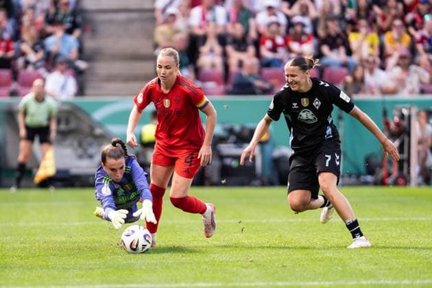 GER, DFB Pokal Finale Frauen, FC Bayern - Werder Bremen 01.05.2025, RheinEnergieSTADION, Köln, GER, DFB Pokal Finale Frauen, FC Bayern - Werder Bremen im Bild: Zweikampf zwischenEna Mahmutovic (FC Bayern München, 32) Glodis Viggosdottir Glodis Viggosdottir (FC Bayern München, 4) und Larissa Mühlhaus Muehlhaus (SV Werder Bremen, 7)