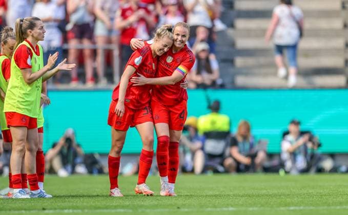 GER, Köln, FC Bayern München vs Werder Bremen, DFB-Pokal Frauen, Fussball, DFB, Spielzeit 2024 2025, Rhein-Energie-Stadion, Finale, im Bild v.l.: Carolin Simon (FC Bayern München Frauen 30) erzielt das Tor zum 2:0 und jubelt mit Glodis Viggosdottir (FC Bayern München Frauen 4) DFB DFL REGULATIONS PROHIBIT ANY USE OF PHOTOGRAPHS AS IMAGE SEQUENCES AND OR QUASI-VIDEO, 01.05.2025, Copyright: HMBxMedia HendrikxHamelau