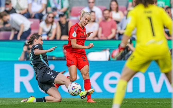 GER, Köln, FC Bayern München vs Werder Bremen, DFB-Pokal Frauen, Fussball, DFB, Spielzeit 2024 2025, Rhein-Energie-Stadion, Finale, im Bild v.l.: Lara Schmidt (Werder Bremen 24), Pernille Harder (FC Bayern München Frauen 21) DFB DFL REGULATIONS PROHIBIT ANY USE OF PHOTOGRAPHS AS IMAGE SEQUENCES AND OR QUASI-VIDEO, 01.05.2025, Copyright: HMBxMedia HendrikxHamelau