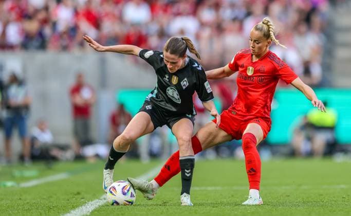 GER, Köln, FC Bayern München vs Werder Bremen, DFB-Pokal Frauen, Fussball, DFB, Spielzeit 2024 2025, Rhein-Energie-Stadion, Finale, im Bild v.l.: Reena Wichmann (Werder Bremen 6), Giulia Gwinn (FC Bayern München Frauen 7) DFB DFL REGULATIONS PROHIBIT ANY USE OF PHOTOGRAPHS AS IMAGE SEQUENCES AND OR QUASI-VIDEO, 01.05.2025, Copyright: HMBxMedia HendrikxHamelau