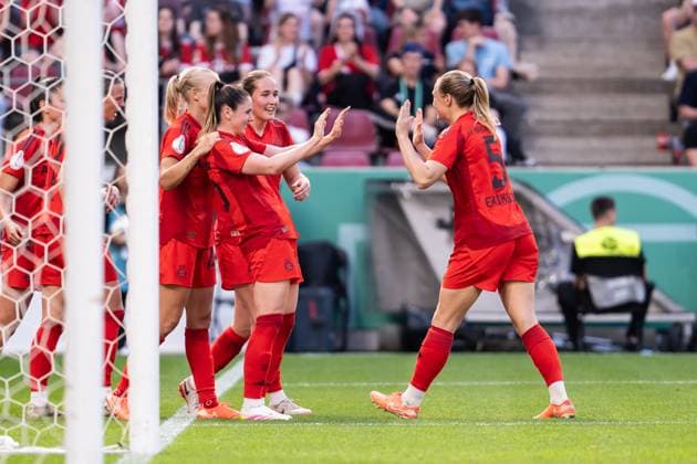 GER, DFB Pokal Finale Frauen, FC Bayern - Werder Bremen 01.05.2025, RheinEnergieSTADION, Köln, GER, DFB Pokal Finale Frauen, FC Bayern - Werder Bremen im Bild: Torjubel Jubel ueber das Tor zum 3:1 durch Lea Schüller Schueller (FC Bayern München, 11) Tuva Hansen (FC Bayern München, 6) Sarah Zadrazil (FC Bayern München, 25) Klara Bühl Buehl (FC Bayern München, 17) Giulia Gwinn (FC Bayern München, 7)