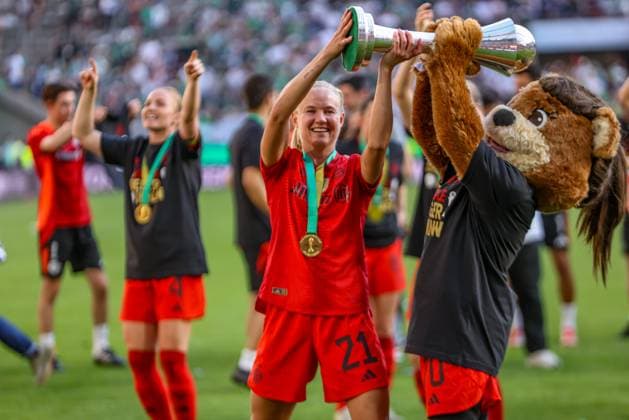 GER, Köln, FC Bayern München vs Werder Bremen, DFB-Pokal Frauen, Fussball, DFB, Spielzeit 2024 2025, Rhein-Energie-Stadion, Finale, im Bild: Der FC Bayern München feiert den Gewinn des DFB-Pokals in Köln, Pernille Harder (FC Bayern München Frauen 21) DFB DFL REGULATIONS PROHIBIT ANY USE OF PHOTOGRAPHS AS IMAGE SEQUENCES AND OR QUASI-VIDEO, 01.05.2025, Copyright: HMBxMedia HendrikxHamelau