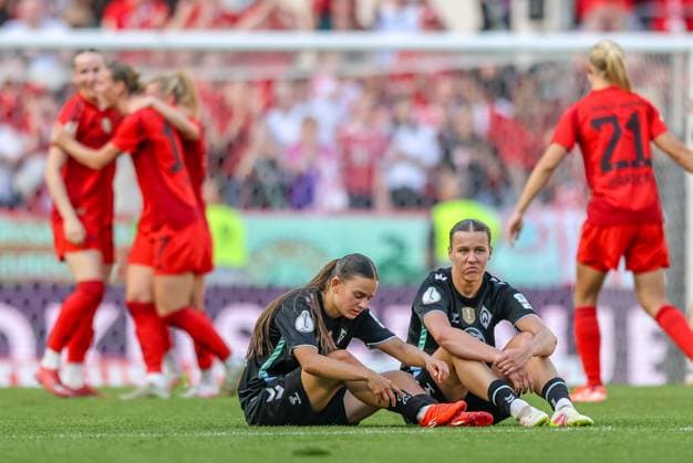GER, Köln, FC Bayern München vs Werder Bremen, DFB-Pokal Frauen, Fussball, DFB, Spielzeit 2024 2025, Rhein-Energie-Stadion, Finale, im Bild: Enttäuschung bei Werder Bremen nach der Niederlage im Finale gegen Bayern München DFB DFL REGULATIONS PROHIBIT ANY USE OF PHOTOGRAPHS AS IMAGE SEQUENCES AND OR QUASI-VIDEO, 01.05.2025, Copyright: HMBxMedia HendrikxHamelau