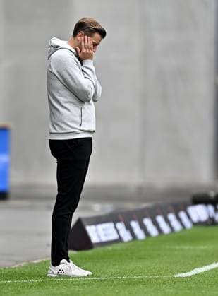 03.05.2025, xfux, Fussball 2.Bundesliga, SV Darmstadt 98 - Hamburger SV, v.l. Trainer Florian Kohfeldt (SV Darmstadt 98) enttaeuscht, enttaeuscht schauend, dissapointed gibt Anweisungen, gestikuliert, mit den Armen gestikulieren gives instructions, gesticulate, gesticolando. (DFL DFB REGULATIONS PROHIBIT ANY USE OF PHOTOGRAPHS as IMAGE SEQUENCES and or QUASI-VIDEO. Eine Lizenzierung dieses Bildes an und oder durch den SV Darmstadt 1898 e.V. sowie Tochterunternehmen ist nicht gestattet. No release of or sale to SV Darmstadt 1898 e.V.) Darmstadt