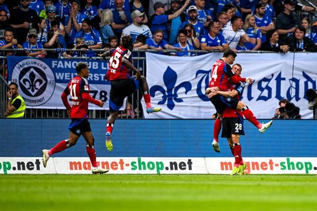 Ludovit Reis (Hamburger SV, 14) und Miro Muheim (Hamburger SV, 28) bejubeln das Tor zum 0:1, dahintr Fabio Balde (Hamburger SV, 45) und Ransford Koenigsdoerffer (Hamburger SV, 11) GER, SV Darmstadt 98 vs. Hamburger SV, 2. Bundesliga, Fussball, 32. Spieltag, Saison 2024 2025, 03.05.2025. DFL REGULATIONS PROHIBIT ANY USE OF PHOTOGRAPHS as IMAGE SEQUENCES and or QUASI-VIDEO. GER, SV Darmstadt 98 vs. Hamburger SV, 2. Bundesliga, Fussball, 32. Spieltag, Saison 2024 2025, 03.05.2025. Darmstadt