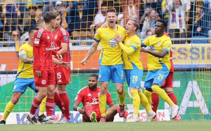 Eintracht BS vs Fortuna Düsseldorf Braunschweig, 03.05.2025, Fußball, Saison 24 25, 2. Bundesliga, 32. Spieltag, Eintracht Braunschweig vs Fortuna Düsseldorf, Bild zeigt: Jubel über das Tor zum 1:0 für die Eintracht durch Paul Jaeckel (BTSV, 3) mit Lino Tempelmann (BTSV, 20) und Richmond Tachie (BTSV, 29) Braunschweig