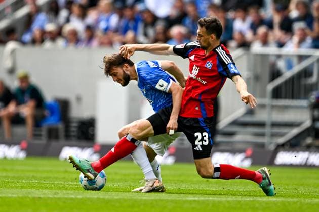 Killian Corredor (SV Darmstadt 98, 34) im Zweikampf mit Jonas Meffert (Hamburger SV, 23), GER, SV Darmstadt 98 vs. Hamburger SV, 2. Bundesliga, Fussball, 32. Spieltag, Saison 2024 2025, 03.05.2025. DFL REGULATIONS PROHIBIT ANY USE OF PHOTOGRAPHS as IMAGE SEQUENCES and or QUASI-VIDEO. GER, SV Darmstadt 98 vs. Hamburger SV, 2. Bundesliga, Fussball, 32. Spieltag, Saison 2024 2025, 03.05.2025. Darmstadt