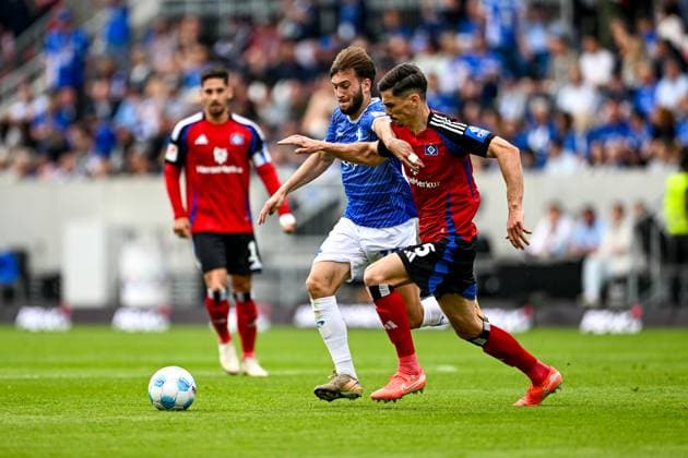 Killian Corredor (SV Darmstadt 98, 34) im Zweikampf mit Dennis Hadzikadunic (Hamburger SV, 05), GER, SV Darmstadt 98 vs. Hamburger SV, 2. Bundesliga, Fussball, 32. Spieltag, Saison 2024 2025, 03.05.2025. DFL REGULATIONS PROHIBIT ANY USE OF PHOTOGRAPHS as IMAGE SEQUENCES and or QUASI-VIDEO. GER, SV Darmstadt 98 vs. Hamburger SV, 2. Bundesliga, Fussball, 32. Spieltag, Saison 2024 2025, 03.05.2025. Darmstadt