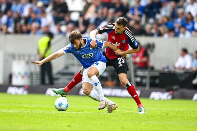 Killian Corredor (SV Darmstadt 98, 34) im Zweikampf mit Jonas Meffert (Hamburger SV, 23), GER, SV Darmstadt 98 vs. Hamburger SV, 2. Bundesliga, Fussball, 32. Spieltag, Saison 2024 2025, 03.05.2025. DFL REGULATIONS PROHIBIT ANY USE OF PHOTOGRAPHS as IMAGE SEQUENCES and or QUASI-VIDEO. GER, SV Darmstadt 98 vs. Hamburger SV, 2. Bundesliga, Fussball, 32. Spieltag, Saison 2024 2025, 03.05.2025. Darmstadt