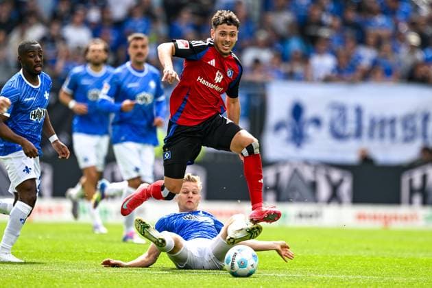 William Mikelbrencis (Hamburger SV, 02) im Zweikampf mit Andreas Müller (SV Darmstadt 98, 15) GER, SV Darmstadt 98 vs. Hamburger SV, 2. Bundesliga, Fussball, 32. Spieltag, Saison 2024 2025, 03.05.2025. DFL REGULATIONS PROHIBIT ANY USE OF PHOTOGRAPHS as IMAGE SEQUENCES and or QUASI-VIDEO. GER, SV Darmstadt 98 vs. Hamburger SV, 2. Bundesliga, Fussball, 32. Spieltag, Saison 2024 2025, 03.05.2025. Darmstadt