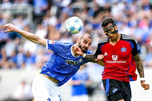 Aleksandar Vukotic (SV Darmstadt 98, 20) im Zweikampf mit Davie Selke (Hamburger SV, 27), GER, SV Darmstadt 98 vs. Hamburger SV, 2. Bundesliga, Fussball, 32. Spieltag, Saison 2024 2025, 03.05.2025. DFL REGULATIONS PROHIBIT ANY USE OF PHOTOGRAPHS as IMAGE SEQUENCES and or QUASI-VIDEO. GER, SV Darmstadt 98 vs. Hamburger SV, 2. Bundesliga, Fussball, 32. Spieltag, Saison 2024 2025, 03.05.2025. Darmstadt
