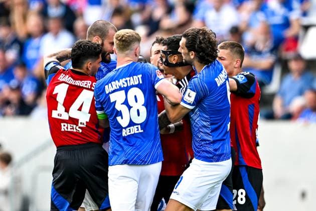 Aleksandar Vukotic (SV Darmstadt 98, 20) in einer Auseinandersetzung mit Davie Selke (Hamburger SV, 27), GER, SV Darmstadt 98 vs. Hamburger SV, 2. Bundesliga, Fussball, 32. Spieltag, Saison 2024 2025, 03.05.2025. DFL REGULATIONS PROHIBIT ANY USE OF PHOTOGRAPHS as IMAGE SEQUENCES and or QUASI-VIDEO. GER, SV Darmstadt 98 vs. Hamburger SV, 2. Bundesliga, Fussball, 32. Spieltag, Saison 2024 2025, 03.05.2025. Darmstadt