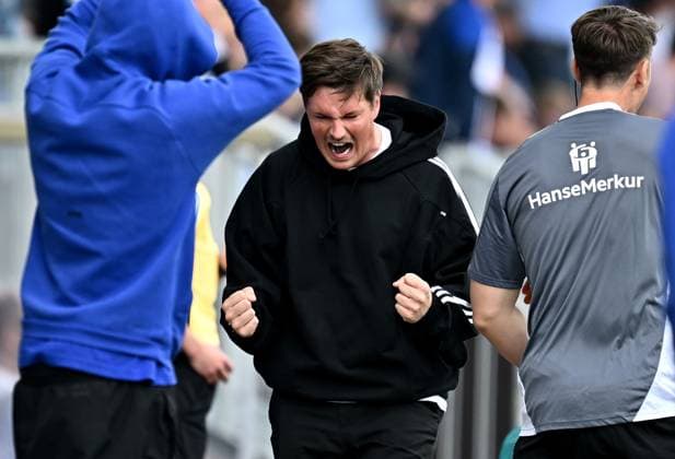 03.05.2025, xfux, Fussball 2.Bundesliga, SV Darmstadt 98 - Hamburger SV, v.l. Trainer Merlin Polzin (Hamburger SV) Torjubel, Jubel, Goal celebration, celebrate the goal zum 0:2 jubelnd bejubelt jubelt jubeln Jubel gibt Anweisungen, gestikuliert, mit den Armen gestikulieren gives instructions, gesticulate, gesticolando. (DFL DFB REGULATIONS PROHIBIT ANY USE OF PHOTOGRAPHS as IMAGE SEQUENCES and or QUASI-VIDEO. Eine Lizenzierung dieses Bildes an und oder durch den SV Darmstadt 1898 e.V. sowie Tochterunternehmen ist nicht gestattet. No release of or sale to SV Darmstadt 1898 e.V.) Darmstadt