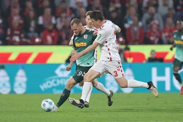 GER, 2.FBL, 1. FC Koeln vs. SSV Jahn Regensburg 03.05.2025, Rheinenergie Stadion, Koeln, GER, 2.FBL, 1. FC Koeln vs. SSV Jahn Regensburg, im Bild: Dominique Heintz (FC Koeln 3), im Zweikampf gegen Eric Hottmann (Regensburg 9),