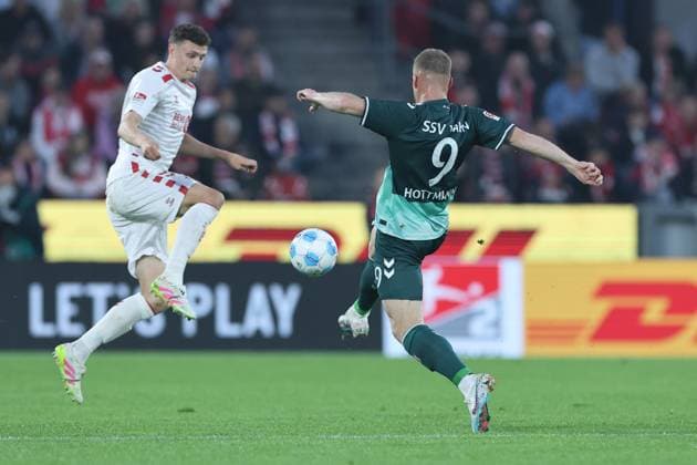 GER, 2.FBL, 1. FC Koeln vs. SSV Jahn Regensburg 03.05.2025, Rheinenergie Stadion, Koeln, GER, 2.FBL, 1. FC Koeln vs. SSV Jahn Regensburg, im Bild: Eric Martel (FC Koeln 6), im Zweikampf gegen Eric Hottmann (Regensburg 9),