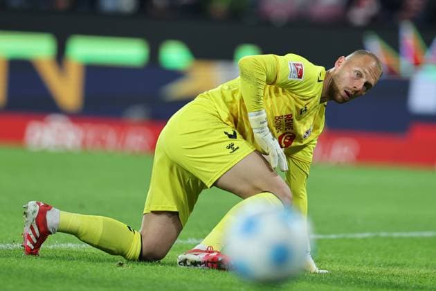 GER, 2.FBL, 1. FC Koeln vs. SSV Jahn Regensburg 03.05.2025, Rheinenergie Stadion, Koeln, GER, 2.FBL, 1. FC Koeln vs. SSV Jahn Regensburg, im Bild: Marvin Schwäbe Schwaebe Torwart (FC Koeln 1), sieht dem Ball hinter sich nach, der zum Glück nicht ins Tor geht