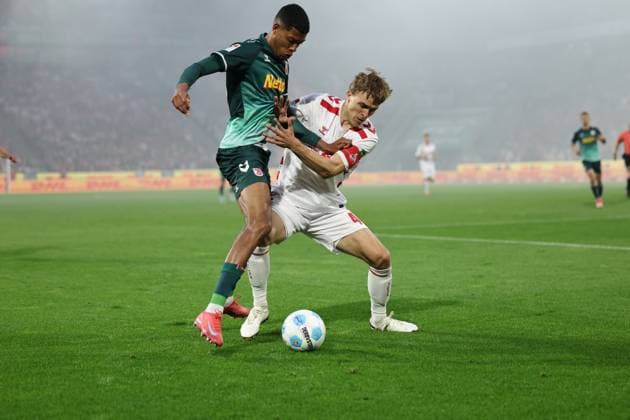 GER, 2.FBL, 1. FC Koeln vs. SSV Jahn Regensburg 03.05.2025, Rheinenergie Stadion, Koeln, GER, 2.FBL, 1. FC Koeln vs. SSV Jahn Regensburg, im Bild: Noah Ganaus (Regensburg 20), im Zweikampf gegen Timo Hübers Huebers (FC Koeln 4),