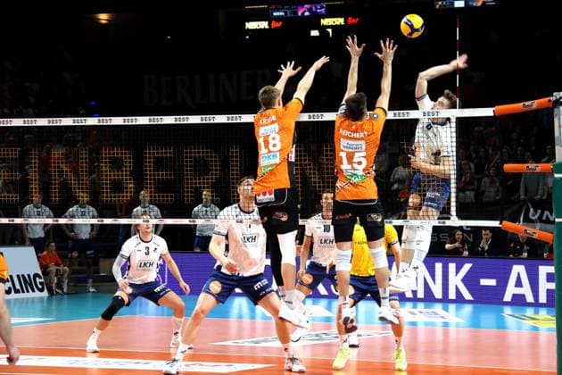 DEU, DVV, 1.VBL, BR Volleys vs. Lueneburg, 03.05.2025, Max-Schmeling-Halle, Berlin, DEU, DVV, 1.VBL, BR Volleys vs. Lueneburg, im Bild Florian Krage (BR Volleys 18), Moritz Reichert (BR Volleys 15), Theo Mohwinkel (Lueneburg 8)
