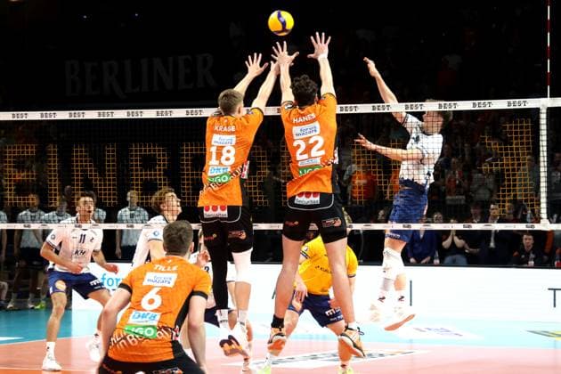 DEU, DVV, 1.VBL, BR Volleys vs. Lueneburg, 03.05.2025, Max-Schmeling-Halle, Berlin, DEU, DVV, 1.VBL, BR Volleys vs. Lueneburg, im Bild Florian Krage (BR Volleys 18), Jake Hanes (BR Volleys 22), Theo Mohwinkel (Lueneburg 8)