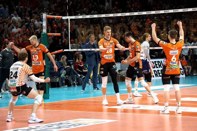 DEU, DVV, 1.VBL, BR Volleys vs. Lueneburg, 03.05.2025, Max-Schmeling-Halle, Berlin, DEU, DVV, 1.VBL, BR Volleys vs. Lueneburg, im Bild BR Volleys-Spielerkreis, Kyle Dagostino (BR Volleys 24), Ruben Schott (BR Volleys 13), Florian Krage (BR Volleys 18), Moritz Reichert (BR Volleys 15), Johannes Tille (BR Volleys 6), Michael Wright (Lueneburg 3), Trainer Stefan Huebner (Lueneburg)