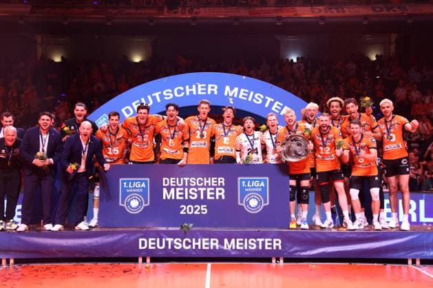 DEU, DVV, 1.VBL, BR Volleys vs. Lueneburg, 03.05.2025, Max-Schmeling-Halle, Berlin, DEU, DVV, 1.VBL, BR Volleys vs. Lueneburg, im Bild Ruben Schott (BR Volleys 13), Meisterschale, BR Volleys-Spielerkreis