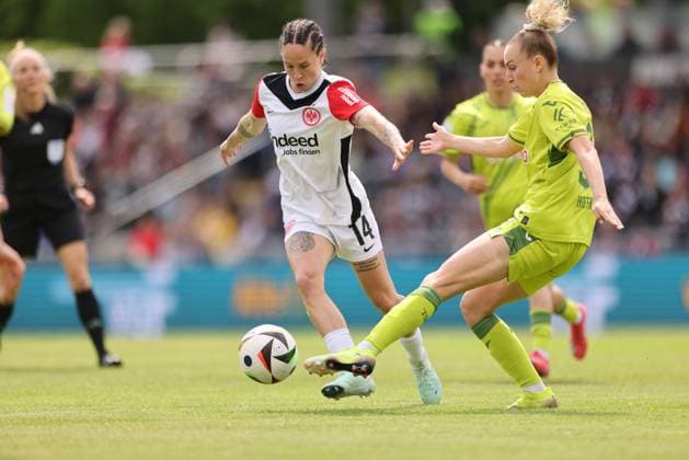 GER, Frankfurt, Eintracht Frankfurt vs TSG Hoffenheim, Google Pixel Bundesliga, Fussball, DFB, Spielzeit 2024 2025, Stadion am Bretanobad, 21. Spieltag, im Bild v.l.: Geraldine Reuteler (Eintracht Frankfurt Frauen 14), Vanessa Diehm (TSG Hoffenheim 32) DFB DFL REGULATIONS PROHIBIT ANY USE OF PHOTOGRAPHS AS IMAGE SEQUENCES AND OR QUASI-VIDEO, 04.05.2025, Copyright: HMBxMedia HendrikxHamelau