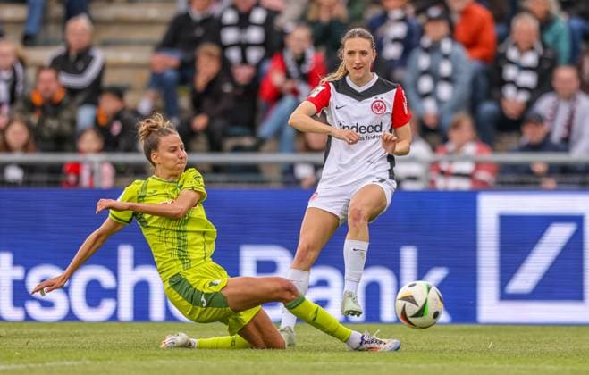 GER, Frankfurt, Eintracht Frankfurt vs TSG Hoffenheim, Google Pixel Bundesliga, Fussball, DFB, Spielzeit 2024 2025, Stadion am Bretanobad, 21. Spieltag, im Bild v.l.: Franziska Harsch (TSG Hoffenheim 17), Lara Prasnikar (Eintracht Frankfurt Frauen 7) DFB DFL REGULATIONS PROHIBIT ANY USE OF PHOTOGRAPHS AS IMAGE SEQUENCES AND OR QUASI-VIDEO, 04.05.2025, Copyright: HMBxMedia HendrikxHamelau