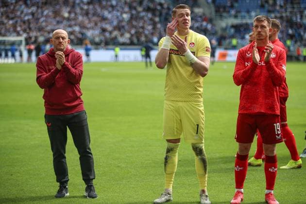 Haetten gerne mehr mitgenommen Torsten Lieberknecht (1. FC Kaiserslautern, Chef-Trainer) Julian Krahl (1. FC Kaiserslautern, Torwart 01) Daniel Hanslik (1. FC Kaiserslautern, 19), Karlsruher SC vs. 1. FC Kaiserslautern, 2. Bundesliga, 32. Spieltag, 2024 2025, 04.05.2025, DFL REGULATIONS PROHIBIT ANY USE OF PHOTOGRAPHS AS IMAGE SEQUENCES AND OR QUASI-VIDEO, Karlsruher SC vs. 1. FC Kaiserslautern, 2. Bundesliga, 32. Spieltag, 2024 2025, 04.05.2025 Karlsruhe