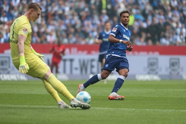 Bambase Conte (Karlsruher SC, 31) presst Julian Krahl (1. FC Kaiserslautern, Torwart 01), Karlsruher SC vs. 1. FC Kaiserslautern, 2. Bundesliga, 32. Spieltag, 2024 2025, 04.05.2025, DFL REGULATIONS PROHIBIT ANY USE OF PHOTOGRAPHS AS IMAGE SEQUENCES AND OR QUASI-VIDEO, Karlsruher SC vs. 1. FC Kaiserslautern, 2. Bundesliga, 32. Spieltag, 2024 2025, 04.05.2025 Karlsruhe
