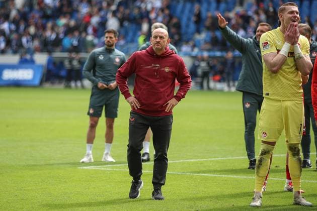 Da war mehr drin Torsten Lieberknecht (1. FC Kaiserslautern, Chef-Trainer) Julian Krahl (1. FC Kaiserslautern, Torwart 01) sind nicht zufrieden mit dem Remis, Karlsruher SC vs. 1. FC Kaiserslautern, 2. Bundesliga, 32. Spieltag, 2024 2025, 04.05.2025, DFL REGULATIONS PROHIBIT ANY USE OF PHOTOGRAPHS AS IMAGE SEQUENCES AND OR QUASI-VIDEO, Karlsruher SC vs. 1. FC Kaiserslautern, 2. Bundesliga, 32. Spieltag, 2024 2025, 04.05.2025 Karlsruhe