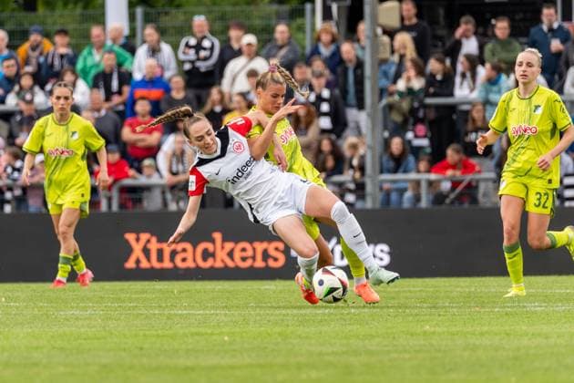 Spielszene, Zweikampf, v.l. Sophia Kleinherne (Eintracht Frankfurt, 04), Selina Cerci (TSG 1899 Hoffenheim, 29), GER, Eintracht Frankfurt vs. TSG 1899 Hoffenheim, Fussball, Google Pixel Frauen-Bundesliga, 21. Spieltag, Saison 2024 2025, 04.05.2025, DFB DFL REGULATIONS PROHIBIT ANY USE OF PHOTOGRAPHS AS IMAGE SEQUENCES AND OR QUASI-VIDEO, GER, Eintracht Frankfurt vs. TSG 1899 Hoffenheim, Fussball, Google Pixel Frauen-Bundesliga, 21. Spieltag, Saison 2024 2025, 04.05.2025, Frankfurt am Main Copyright: xEibner-Pressefoto Jan-NiclasxGrox EP_JGG