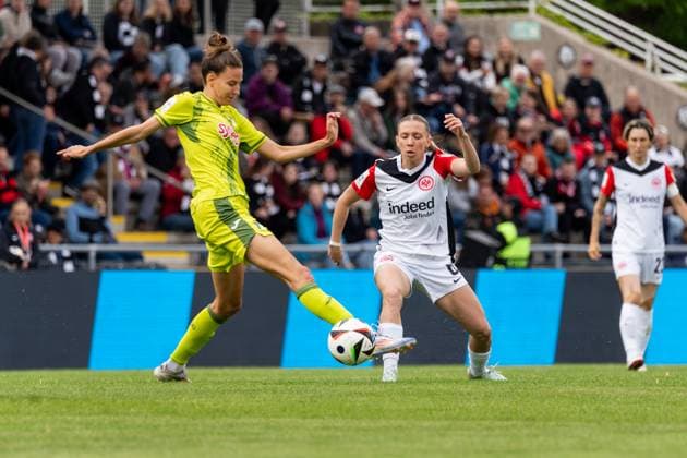 Spielszene, Zweikampf, v.l. Franziska Harsch (TSG 1899 Hoffenheim, 17), Elisa Senss (Eintracht Frankfurt, 06), GER, Eintracht Frankfurt vs. TSG 1899 Hoffenheim, Fussball, Google Pixel Frauen-Bundesliga, 21. Spieltag, Saison 2024 2025, 04.05.2025, DFB DFL REGULATIONS PROHIBIT ANY USE OF PHOTOGRAPHS AS IMAGE SEQUENCES AND OR QUASI-VIDEO, GER, Eintracht Frankfurt vs. TSG 1899 Hoffenheim, Fussball, Google Pixel Frauen-Bundesliga, 21. Spieltag, Saison 2024 2025, 04.05.2025, Frankfurt am Main Copyright: xEibner-Pressefoto Jan-NiclasxGrox EP_JGG