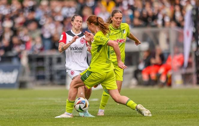 GER, Frankfurt, Eintracht Frankfurt vs TSG Hoffenheim, Google Pixel Bundesliga, Fussball, DFB, Spielzeit 2024 2025, Stadion am Bretanobad, 21. Spieltag, im Bild v.l.: Geraldine Reuteler (Eintracht Frankfurt Frauen 14), Lisa Doorn (TSG Hoffenheim 14) DFB DFL REGULATIONS PROHIBIT ANY USE OF PHOTOGRAPHS AS IMAGE SEQUENCES AND OR QUASI-VIDEO, 04.05.2025, Copyright: HMBxMedia HendrikxHamelau