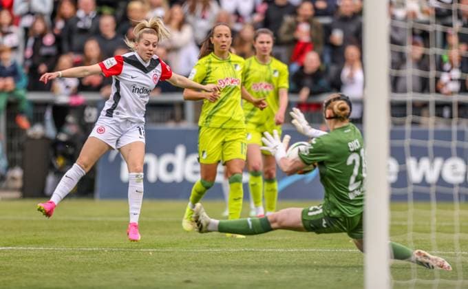 GER, Frankfurt, Eintracht Frankfurt vs TSG Hoffenheim, Google Pixel Bundesliga, Fussball, DFB, Spielzeit 2024 2025, Stadion am Bretanobad, 21. Spieltag, im Bild: Torschuss von Nina Lührsen (Eintracht Frankfurt Frauen 11), Laura Dick (TSG Hoffenheim 21) pariert DFB DFL REGULATIONS PROHIBIT ANY USE OF PHOTOGRAPHS AS IMAGE SEQUENCES AND OR QUASI-VIDEO, 04.05.2025, Copyright: HMBxMedia HendrikxHamelau