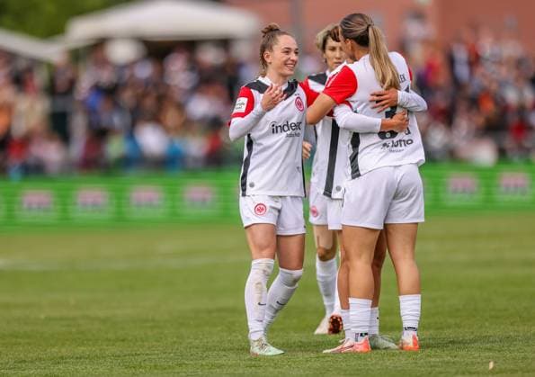 GER, Frankfurt, Eintracht Frankfurt vs TSG Hoffenheim, Google Pixel Bundesliga, Fussball, DFB, Spielzeit 2024 2025, Stadion am Bretanobad, 21. Spieltag, im Bild: Tanja Pawollek (Eintracht Frankfurt Frauen 31) erzielt das Tor zum 3:1 und jubelt, mit Sophia Kleinherne (Eintracht Frankfurt Frauen 4) DFB DFL REGULATIONS PROHIBIT ANY USE OF PHOTOGRAPHS AS IMAGE SEQUENCES AND OR QUASI-VIDEO, 04.05.2025, Copyright: HMBxMedia HendrikxHamelau