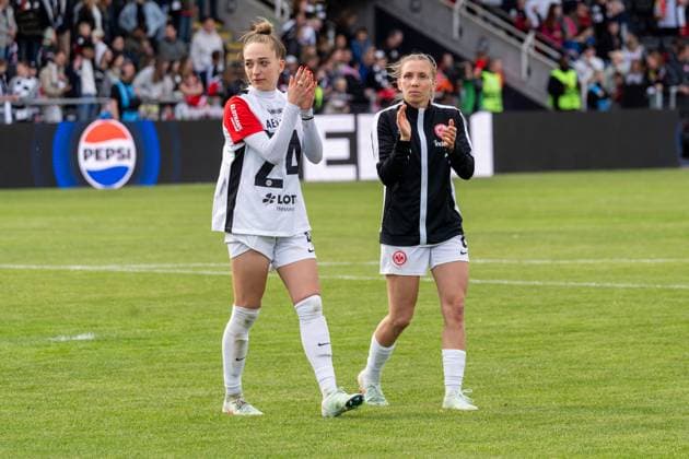 v.l. Sophia Kleinherne (Eintracht Frankfurt, 04) im Trikot von Anna Aehling (Eintracht Frankfurt, 24), Elisa Senss (Eintracht Frankfurt, 06) bedanken sich bei den Fans GER, Eintracht Frankfurt vs. TSG 1899 Hoffenheim, Fussball, Google Pixel Frauen-Bundesliga, 21. Spieltag, Saison 2024 2025, 04.05.2025, DFB DFL REGULATIONS PROHIBIT ANY USE OF PHOTOGRAPHS AS IMAGE SEQUENCES AND OR QUASI-VIDEO, GER, Eintracht Frankfurt vs. TSG 1899 Hoffenheim, Fussball, Google Pixel Frauen-Bundesliga, 21. Spieltag, Saison 2024 2025, 04.05.2025, Frankfurt am Main Copyright: xEibner-Pressefoto Jan-NiclasxGrox EP_JGG