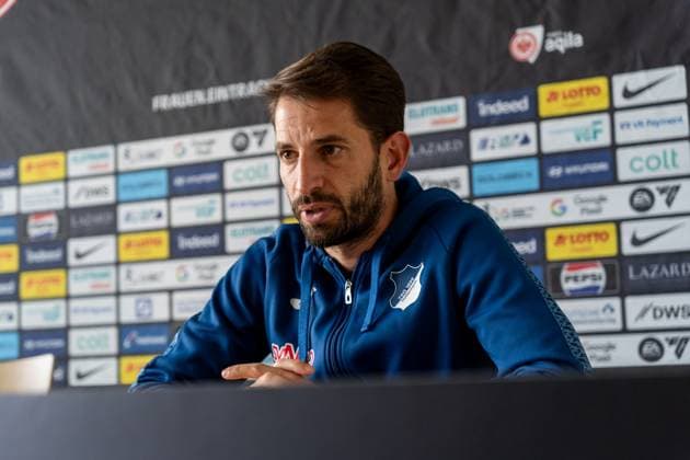 Theodoros Dedes (TSG 1899 Hoffenheim, Cheftrainer) auf der Pressekonferenz, GER, Eintracht Frankfurt vs. TSG 1899 Hoffenheim, Fussball, Google Pixel Frauen-Bundesliga, 21. Spieltag, Saison 2024 2025, 04.05.2025, DFB DFL REGULATIONS PROHIBIT ANY USE OF PHOTOGRAPHS AS IMAGE SEQUENCES AND OR QUASI-VIDEO, GER, Eintracht Frankfurt vs. TSG 1899 Hoffenheim, Fussball, Google Pixel Frauen-Bundesliga, 21. Spieltag, Saison 2024 2025, 04.05.2025, Frankfurt am Main Copyright: xEibner-Pressefoto Jan-NiclasxGrox EP_JGG