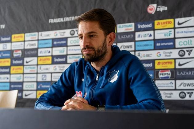 Theodoros Dedes (TSG 1899 Hoffenheim, Cheftrainer) auf der Pressekonferenz, GER, Eintracht Frankfurt vs. TSG 1899 Hoffenheim, Fussball, Google Pixel Frauen-Bundesliga, 21. Spieltag, Saison 2024 2025, 04.05.2025, DFB DFL REGULATIONS PROHIBIT ANY USE OF PHOTOGRAPHS AS IMAGE SEQUENCES AND OR QUASI-VIDEO, GER, Eintracht Frankfurt vs. TSG 1899 Hoffenheim, Fussball, Google Pixel Frauen-Bundesliga, 21. Spieltag, Saison 2024 2025, 04.05.2025, Frankfurt am Main Copyright: xEibner-Pressefoto Jan-NiclasxGrox EP_JGG