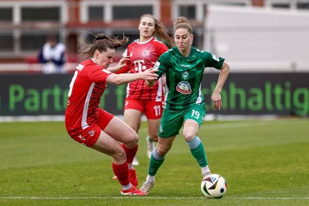 v.li.: Adriana Achcinska (1. FC Köln, 9) und Saskia Matheis (SV Werder Bremen, 19) im Zweikampf, Duell, Dynamik, Aktion, Action, Spielszene, DIE DFB-RICHTLINIEN UNTERSAGEN JEGLICHE NUTZUNG VON FOTOS ALS SEQUENZBILDER UND ODER VIDEOÄHNLICHE FOTOSTRECKEN. DFB REGULATIONS PROHIBIT ANY USE OF PHOTOGRAPHS AS IMAGE SEQUENCES AND OR QUASI-VIDEO., 04.05.2025, Bremen (Deutschland), Fussball, Google Pixel Frauen-Bundesliga, SV Werder Bremen - 1. FC Köln